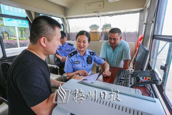 “十佳窗口民警”丘文婷:刚柔并济展现别样风采(图1) “十佳窗口民警”丘文婷:刚柔并济展现别样风采