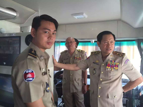 鸿马高科技移动警务室亮相柬埔寨(图4)