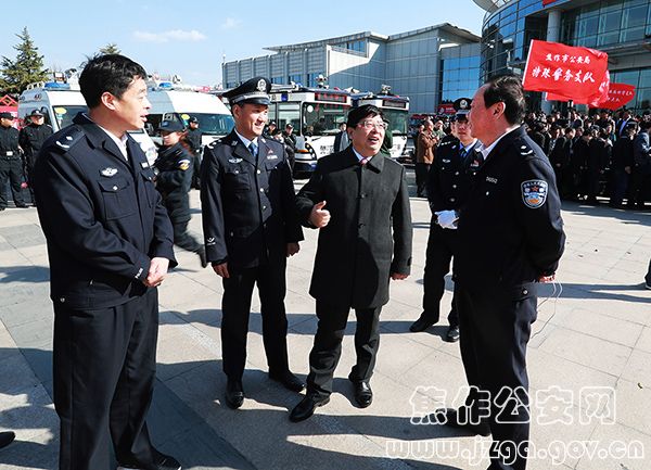 焦作公安警用装备亮相(图1)