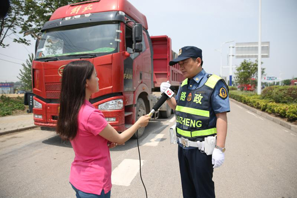 安徽省公路局组织“路政宣传月”活动 移动交通执法站助力联动治超(图2) 安徽省公路局组织“路政宣传月”活动 移动交通执法站助力联动治超(图2)