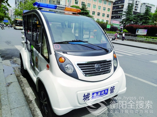 迷你城管巡逻车开进社区(图1)