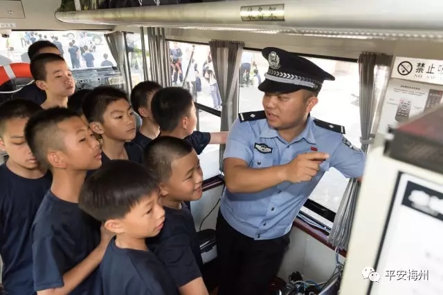 登移动警务车、学交通安全知识、看特警战术表演……“小特警”夏令营真过瘾(图1) 登移动警务车、学交通安全知识、看特警战术表演……“小特警”夏令营真过瘾(图1)