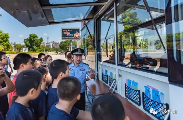 登移动警务车、学交通安全知识、看特警战术表演……“小特警”夏令营真过瘾(图2) 登移动警务车、学交通安全知识、看特警战术表演……“小特警”夏令营真过瘾(图2)