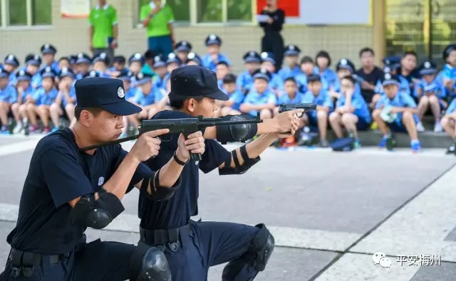登移动警务车、学交通安全知识、看特警战术表演……“小特警”夏令营真过瘾(图4) 登移动警务车、学交通安全知识、看特警战术表演……“小特警”夏令营真过瘾(图4)