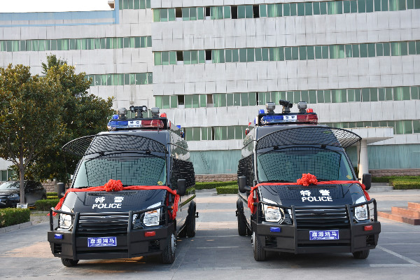 南阳市桐柏县通过公安部警采中心采购的防暴运兵车发车(图1)