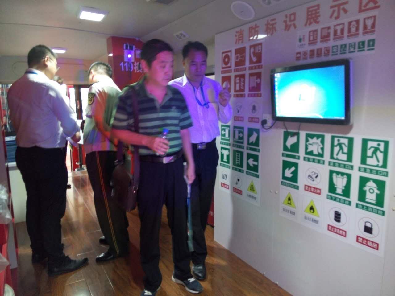 新闻连载三:展会聚焦ᅵ森源鸿马展出消防应急通信指挥平台 (图11) 新闻连载三:展会聚焦ᅵ森源鸿马展出消防应急通信指挥平台 (图11)