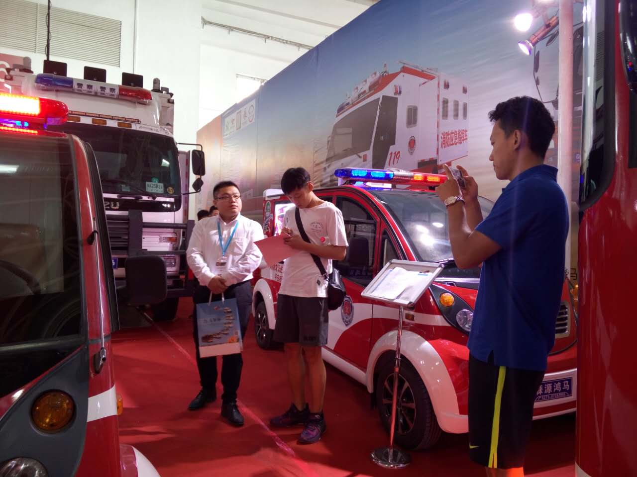 新闻连载三:展会聚焦ᅵ森源鸿马展出消防应急通信指挥平台 (图16) 新闻连载三:展会聚焦ᅵ森源鸿马展出消防应急通信指挥平台 (图16)