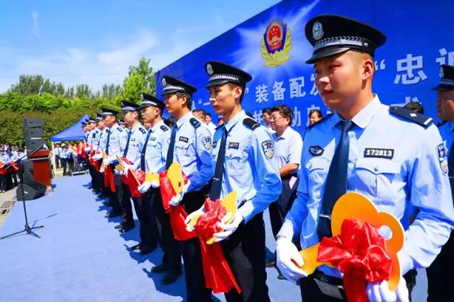鹿邑县“一村一警”装备配发暨“忠诚2017”平安守护行动启动仪式(图8) 鹿邑县“一村一警”装备配发暨“忠诚2017”平安守护行动启动仪式(图8)