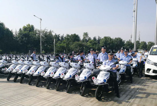 南阳市公安机关举行十九大安保誓师暨反恐演练活动(图3) 南阳市公安机关举行十九大安保誓师暨反恐演练活动(图3)