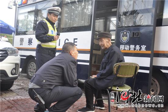 廊坊八旬老汉闹市迷路 热心交警为其找到亲人(图1) 廊坊八旬老汉闹市迷路 热心交警为其找到亲人(图1)