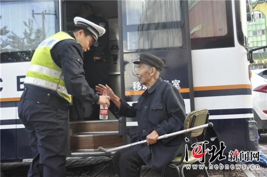 廊坊八旬老汉闹市迷路 热心交警为其找到亲人(图2)