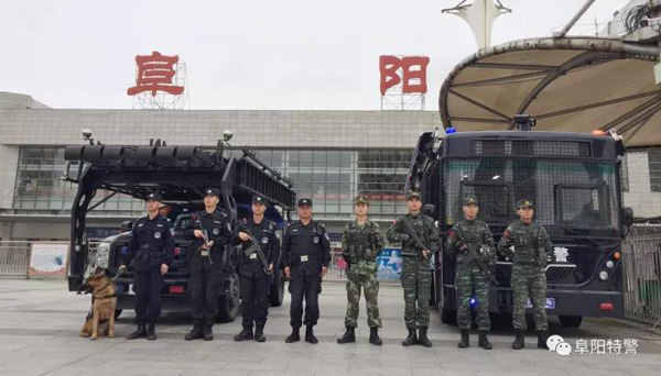 快看!警灯闪烁、特警武警蜀黎联勤武装巡逻(图1) 快看!警灯闪烁、特警武警蜀黎联勤武装巡逻(图1)