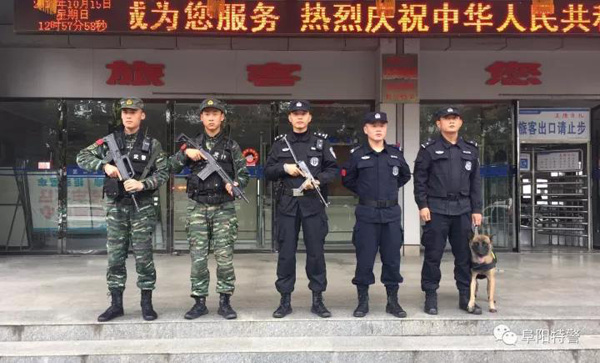 快看!警灯闪烁、特警武警蜀黎联勤武装巡逻(图4) 快看!警灯闪烁、特警武警蜀黎联勤武装巡逻(图4)
