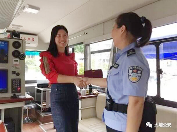 便利群众保平安 梅州大埔移动警务车街头服务市民(图3) 便利群众保平安 梅州大埔移动警务车街头服务市民(图3)