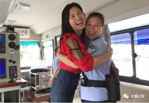便利群众保平安 梅州大埔移动警务车街头服务市民(图4) 便利群众保平安 梅州大埔移动警务车街头服务市民(图4)