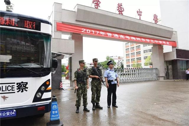既是“守护神”,又是“服务者”——梅州移动警务车安保便民一路同行(图3) 既是“守护神”,又是“服务者”——梅州移动警务车安保便民一路同行(图3)