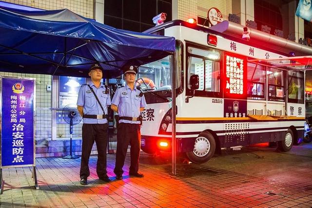 既是“守护神”,又是“服务者”——梅州移动警务车安保便民一路同行(图6) 既是“守护神”,又是“服务者”——梅州移动警务车安保便民一路同行(图6)