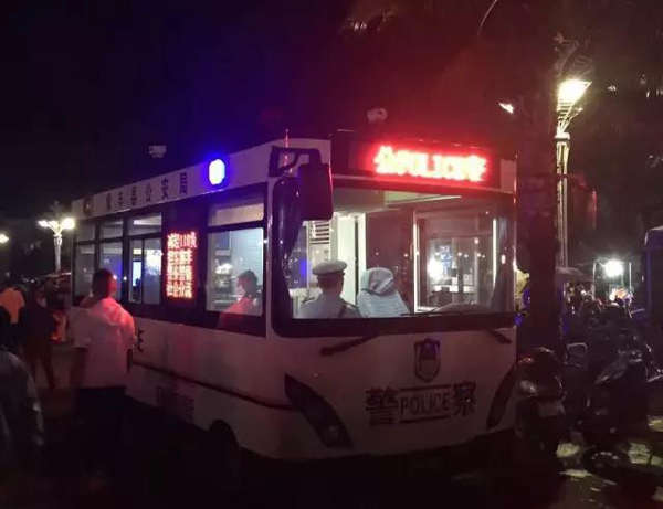 广场闪烁的警灯 好心市民彰显城市文明进程(图1) 广场闪烁的警灯 好心市民彰显城市文明进程(图1)