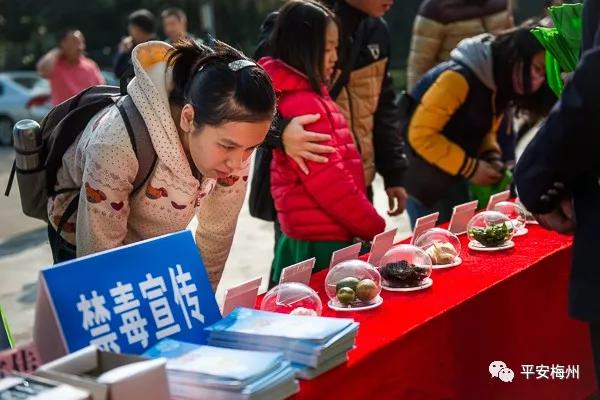 户政、出入境、车驾管一站搞定!移动警车开进嘉应学院(图3) 户政、出入境、车驾管一站搞定!移动警车开进嘉应学院(图3)