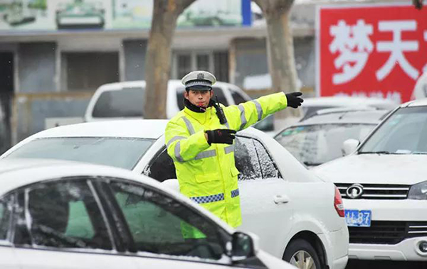 雪天路滑，行车多加小心(图2)