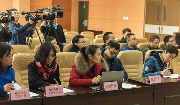 逛个街的功夫就把证给办了,这到底怎么回事呢?(图5) 逛个街的功夫就把证给办了,这到底怎么回事呢?(图5)