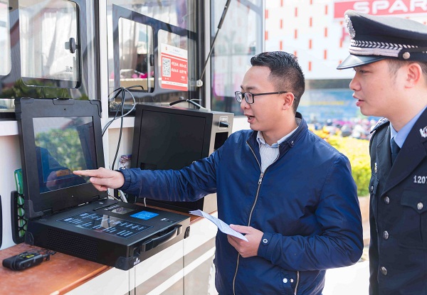 首创便携自助设备入驻移动警务车 梅州市民家门口办身份证(图1)