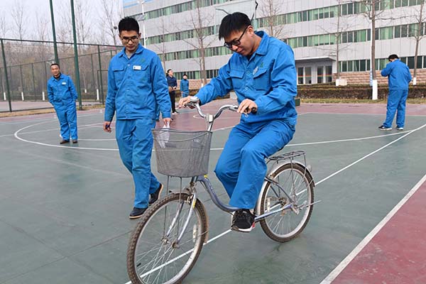 凝心聚力 趣味十足——森源鸿马举行2017年职工运动会(图13) 凝心聚力 趣味十足——森源鸿马举行2017年职工运动会(图13)