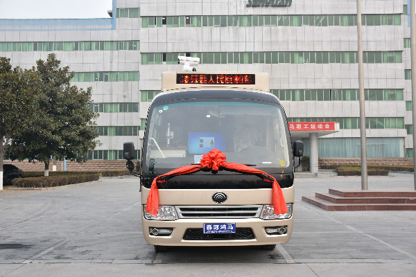 送法服务新载体||广西凌云县采购检察宣传指挥车(图1)