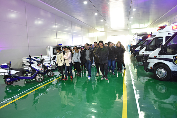 “产、学、研”融通发展——河南工程学院师生莅临森源鸿马参观学习(图1)