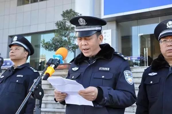 云南新平县公安局举行巡逻处警车辆发放仪式(图3)