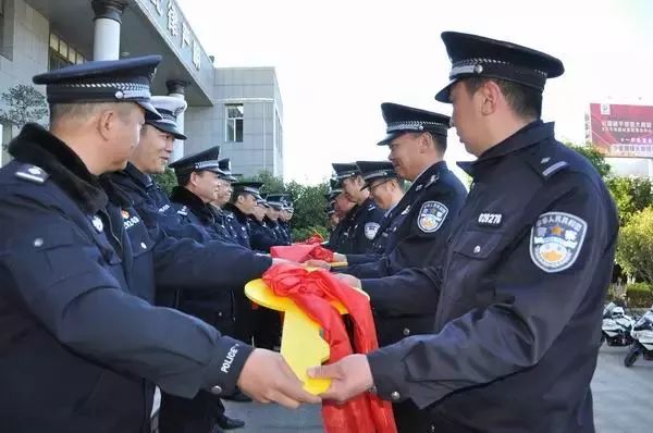 云南新平县公安局举行巡逻处警车辆发放仪式(图4)