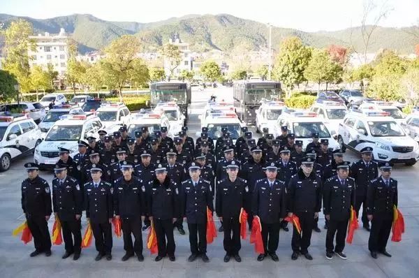 云南新平县公安局举行巡逻处警车辆发放仪式(图5)