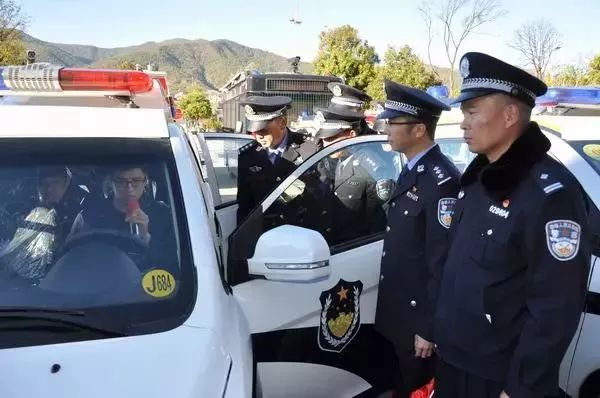 云南新平县公安局举行巡逻处警车辆发放仪式(图6)