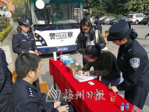 户政、出入境…一站搞定！移动警车开进嘉应学院(图1)