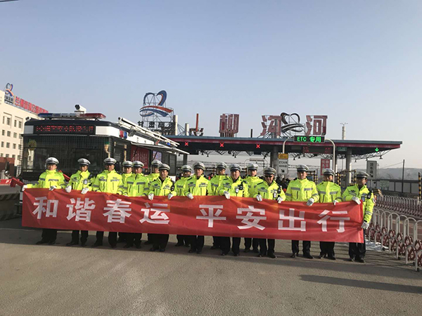 和谐春运 平安同行——甘肃交警移动警务方舱护航春运(图1)