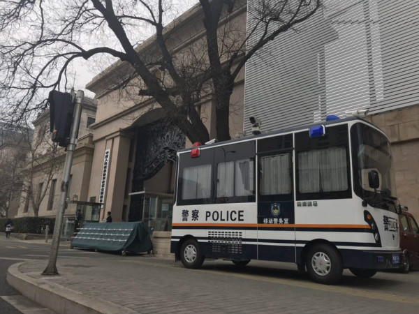 移动警务室开启“智慧安保”护航两会||北京市移动警务室列装上岗(图2)