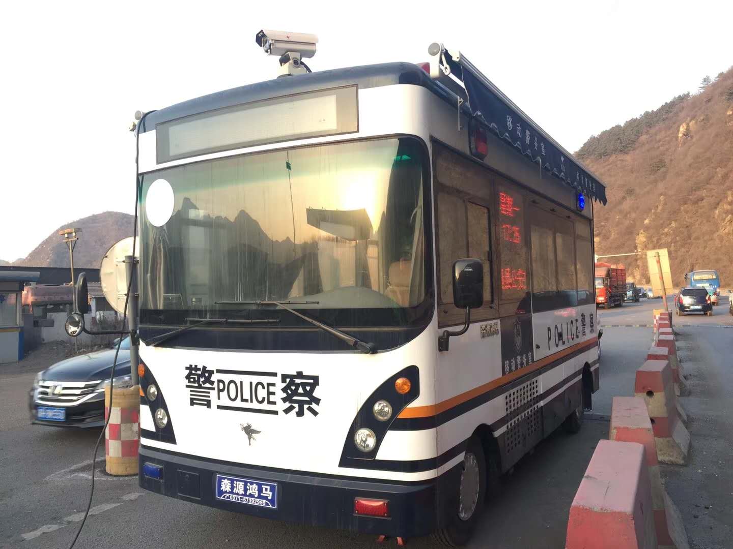 两会安保系列报道（九）||科技安保  移动警务室护航两会交通安全(图1)