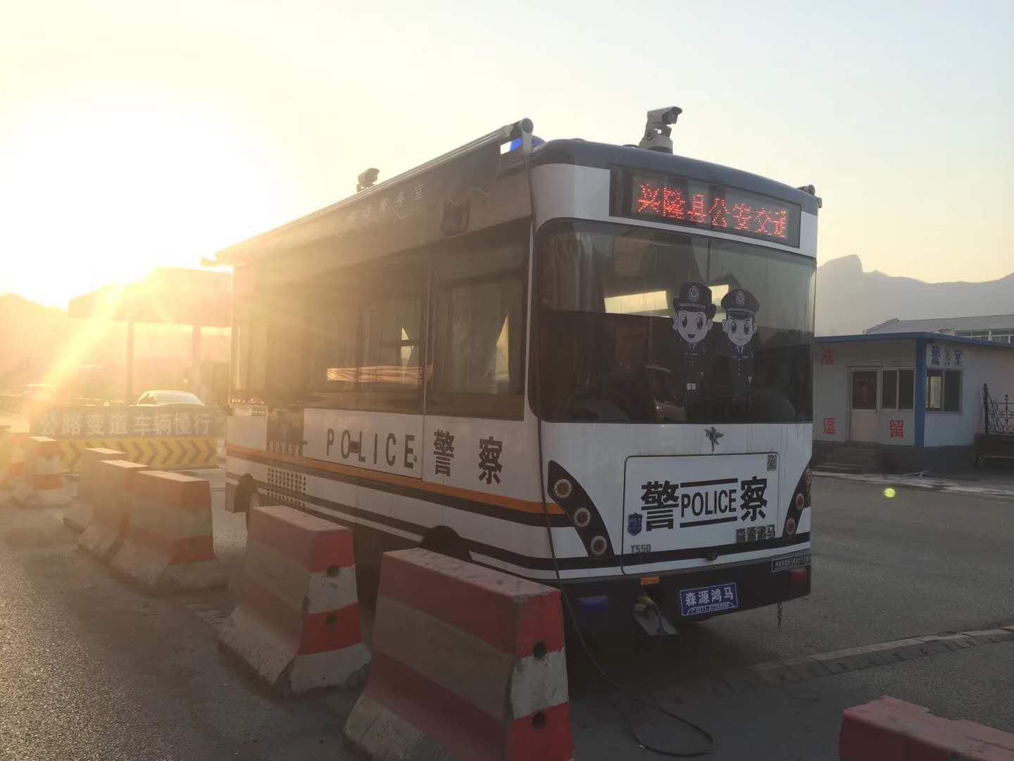 两会安保系列报道（九）||科技安保  移动警务室护航两会交通安全(图2)