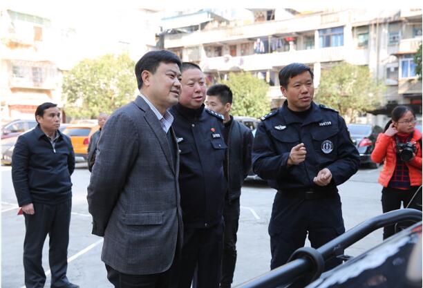广西平乐县防暴运兵车上岗(图2)