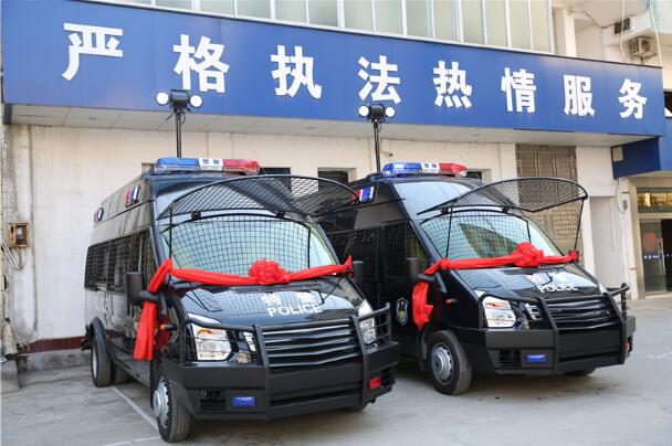 广西平乐县防暴运兵车上岗(图1)