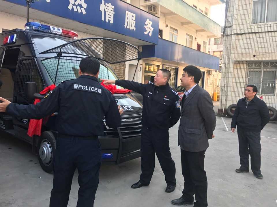 广西平乐县防暴运兵车上岗(图3)