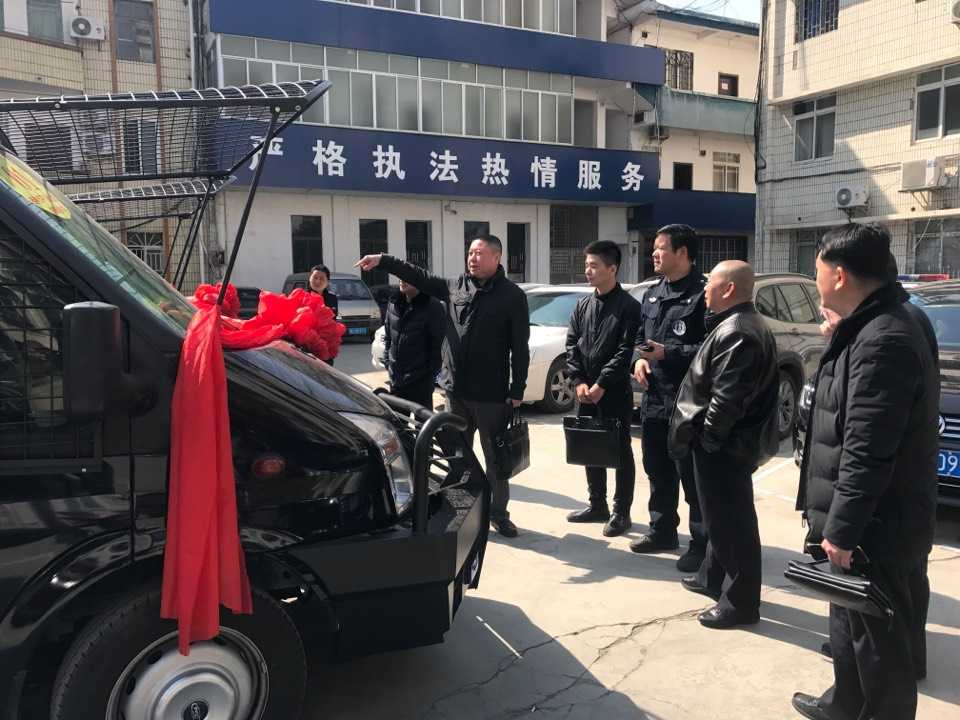 广西平乐县防暴运兵车上岗(图4)