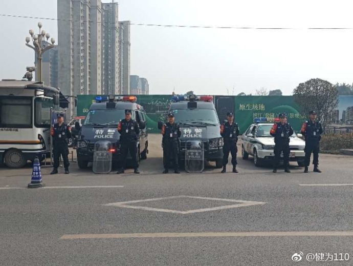 百日平安会战||四川犍为县特巡警大队加强街面巡逻防控工作(图3)