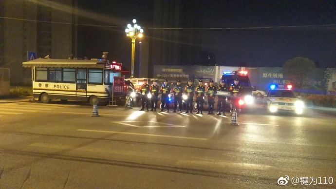 百日平安会战||四川犍为县特巡警大队加强街面巡逻防控工作(图1)