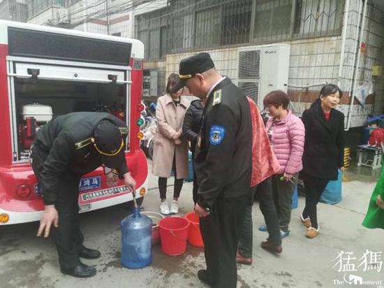 郑州一小区突然断水 微型消防车充当临时送水车(图1)
