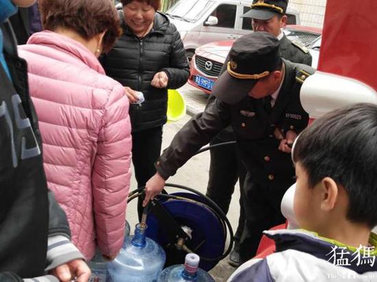 郑州一小区突然断水 微型消防车充当临时送水车(图2)