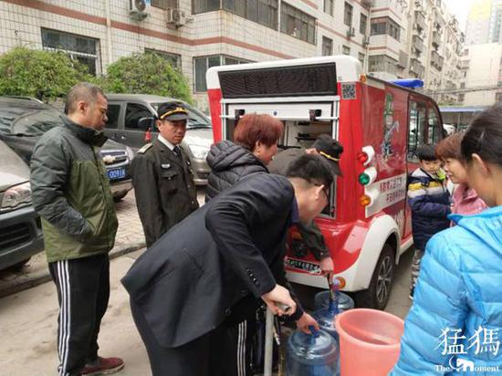 郑州一小区突然断水 微型消防车充当临时送水车(图3)