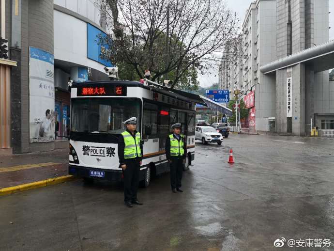 陕西安康：移动警务室雨中执勤   立足民生一站服务(图1)