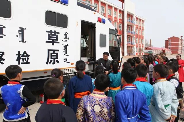 内蒙古新右旗:草原检察直通车“法治进校园”(图2) 内蒙古新右旗:草原检察直通车“法治进校园”(图2)