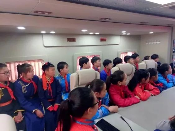 内蒙古新右旗:草原检察直通车“法治进校园”(图4) 内蒙古新右旗:草原检察直通车“法治进校园”(图4)